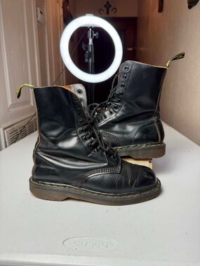 Dr Martens Black 10 Eye Ankle England Vintage Boots Around
Sz 8 see measurements